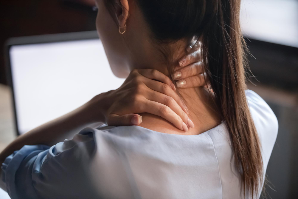 Roberto Reflexoterapeuta | Dor no pescoço: como a tensão emocional e física se concentra nessa região mulher com dor no pescoço