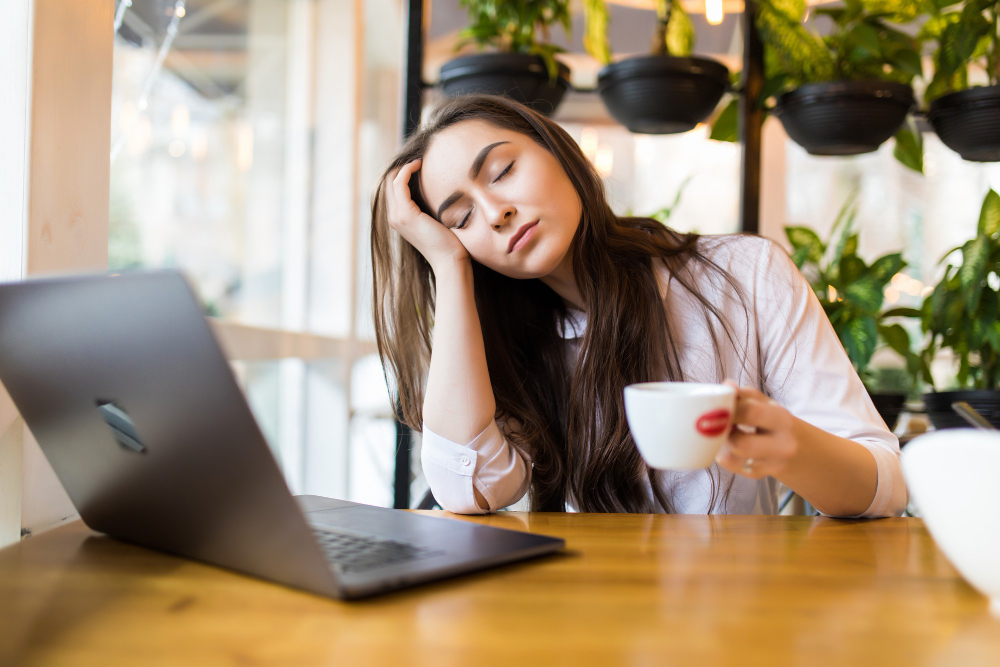 mulher no escritório com cansaço excessivo