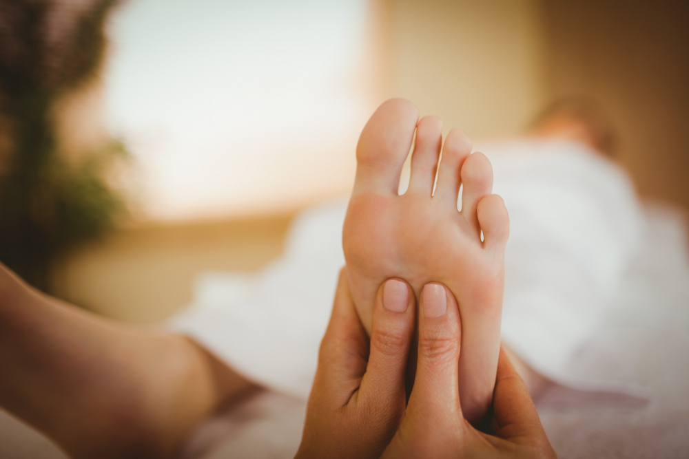 mulher aprendendo técnicas de relaxamento para ansiedade com reflexologia