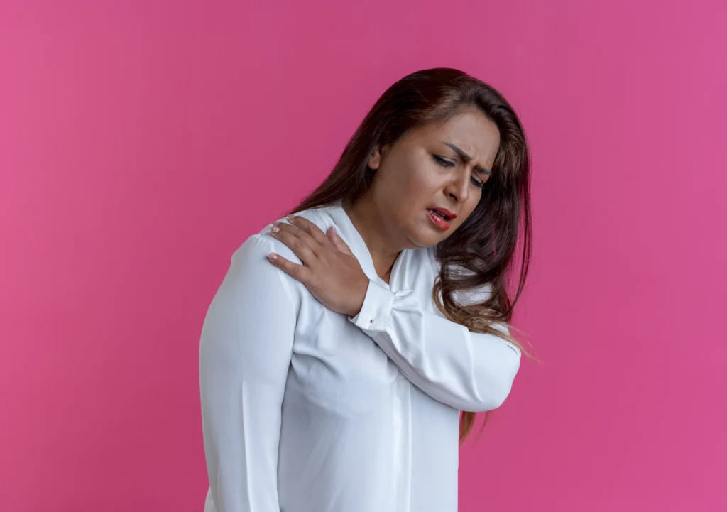 Roberto Reflexoterapeuta | Dor no ombro: o que sua rotina pode estar dizendo mulher com dor no ombro