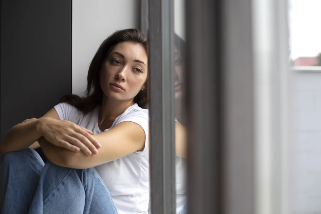 mulher sentindo sinais do corpo para as emoções
